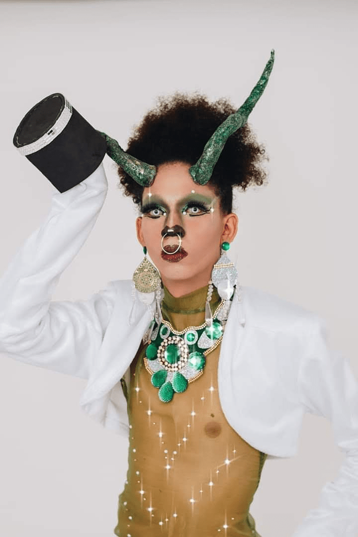 ode aos capricornianos usando materiais alternativos, e customizações. Arte Drag. Fotografia [720x1080 px]