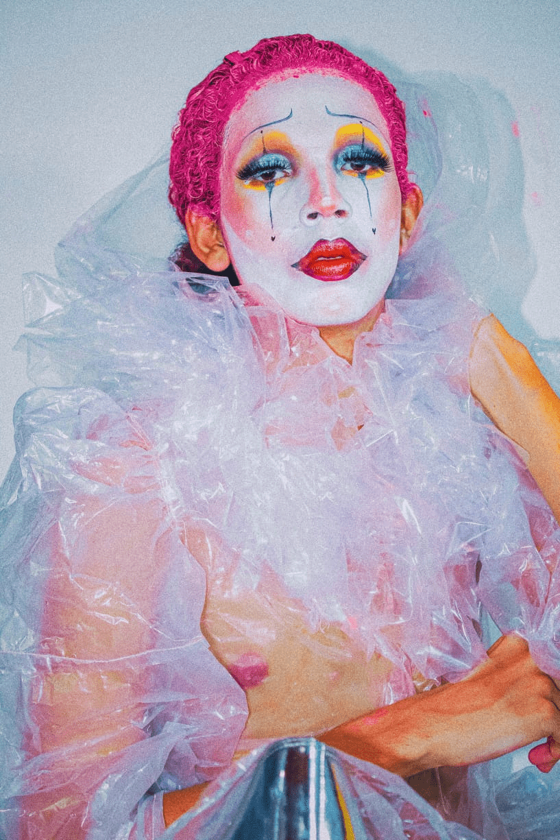 XoXo, look totalmente elaborado com plástico.
Arte Drag. Fotofrafia [817x1225 px].