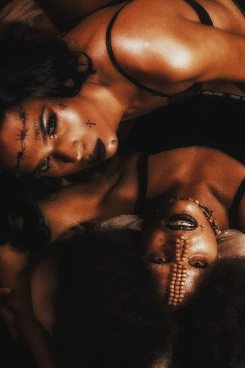 Corpo sem juízo, obra feita pra enaltecer o corpo de duas travestis. Imagem [853x1280 px].