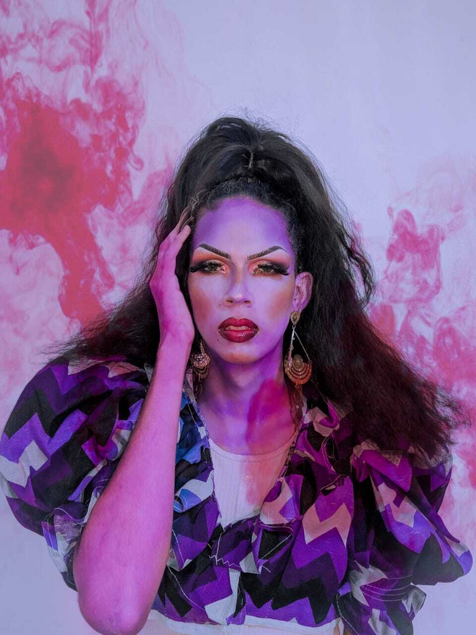 Drag Collor é resultado de uma auto afirmação enquanto Drag Queen. Imagem [960x1280 px].