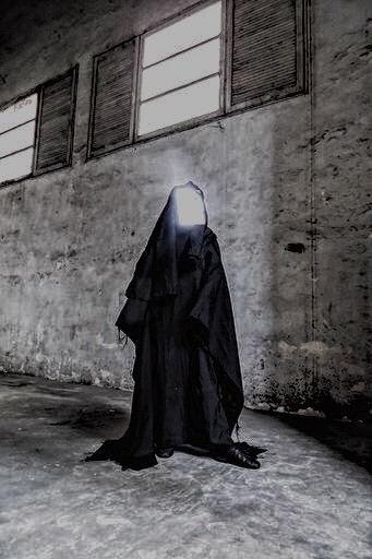 Performance: Entidade Persona 2019; fotografia por Yuri Landarin; vestimenta costurada por CARU; estrutura do espelho como face feita de papelão e espelho [341x512 px]