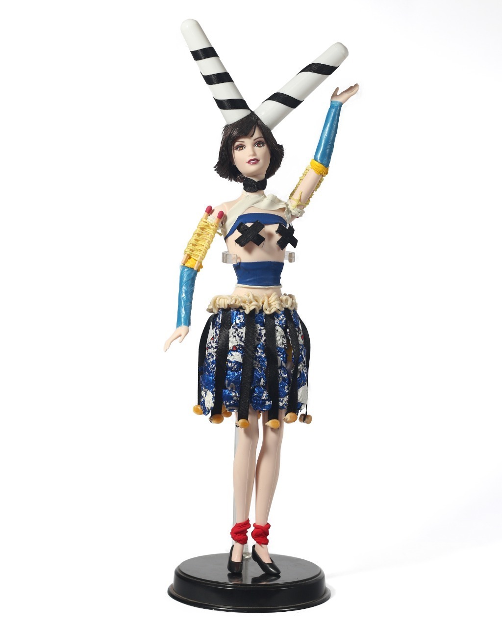  Pertencente à coleção Moças de Bricolagem".
[Escultura/doll; 36 cm]
2020
Ingredientes:
- boneca barbie
- balão
- saco de lixo azul
- linha amarela
- cola
- papel de chocolate
- milho de pipoca
- fita de cetim preta
- miojo
- tampa de remédio
- palito de fósforo
[1024x1280 px]