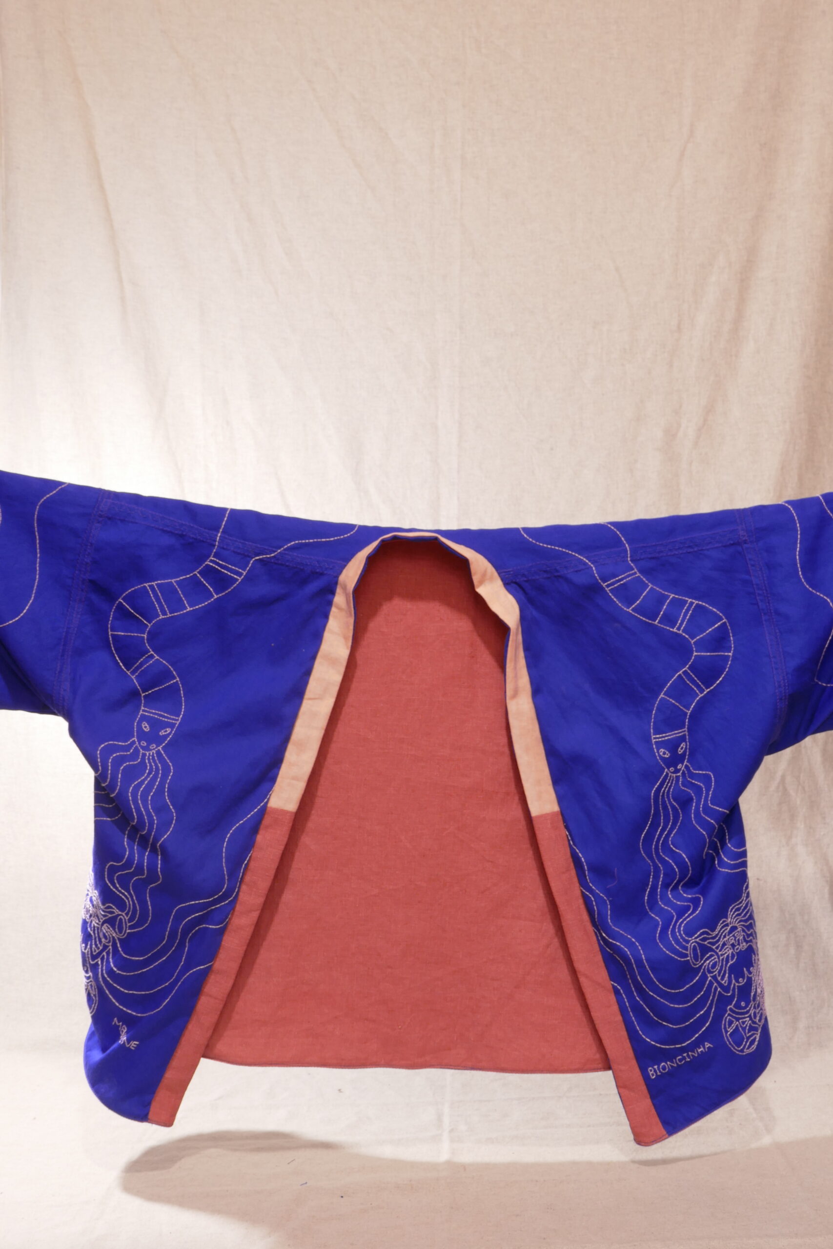 SEREYAS. 2019-2021. Linho e algodão bordado. 70cmx152cmx7cm. Kimono frente e verso com um lado azul com aplicação de bordado livre feito a mão e do outro lado mistura de tecidos nos tons de rosa. [1707X2560 px]