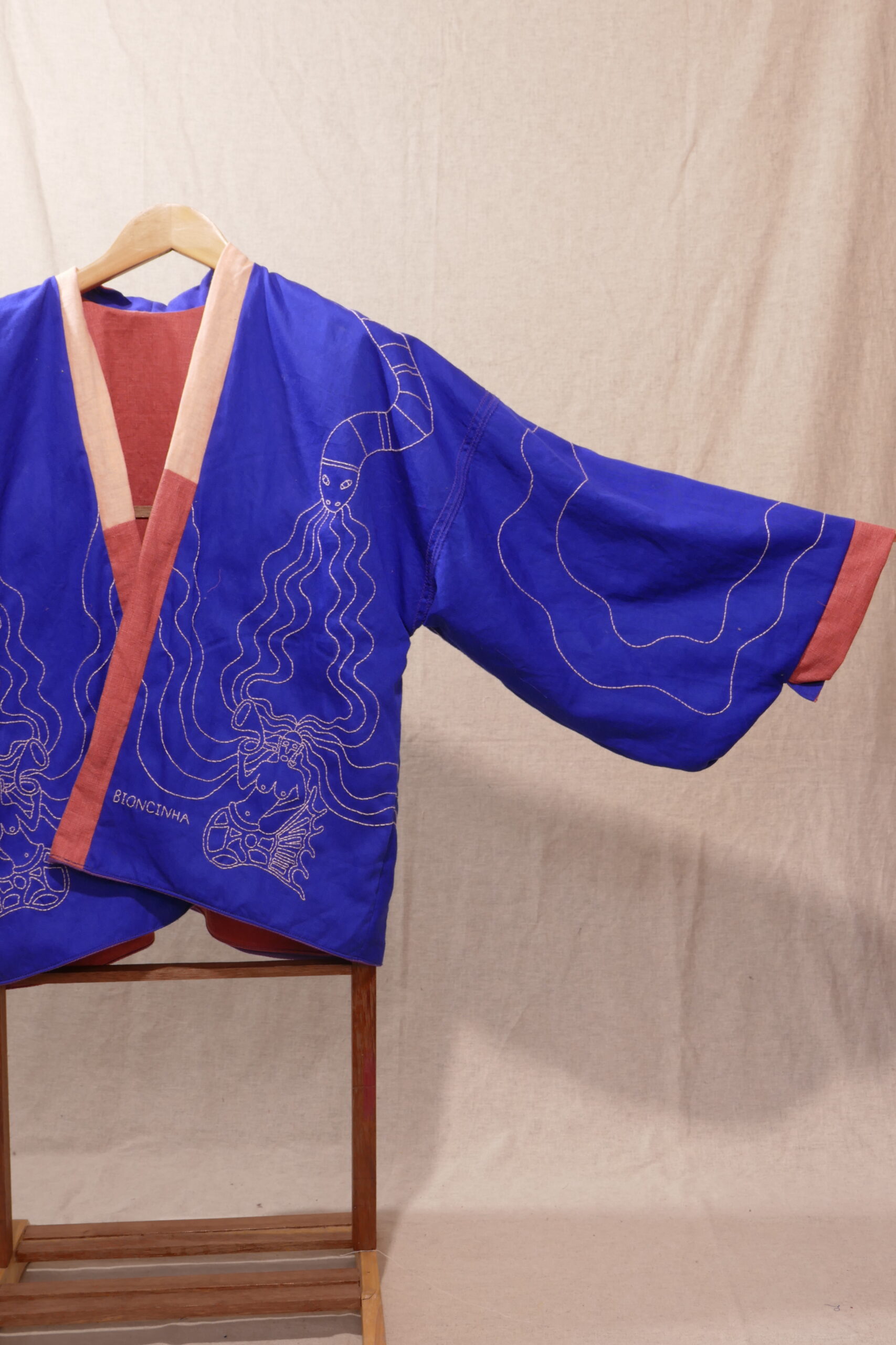 SEREYAS. 2019-2021. Linho e algodão bordado. 70cmx152cmx7cm. Kimono frente e verso com um lado azul com aplicação de bordado livre feito a mão e do outro lado mistura de tecidos nos tons de rosa. [1707X2560 px]