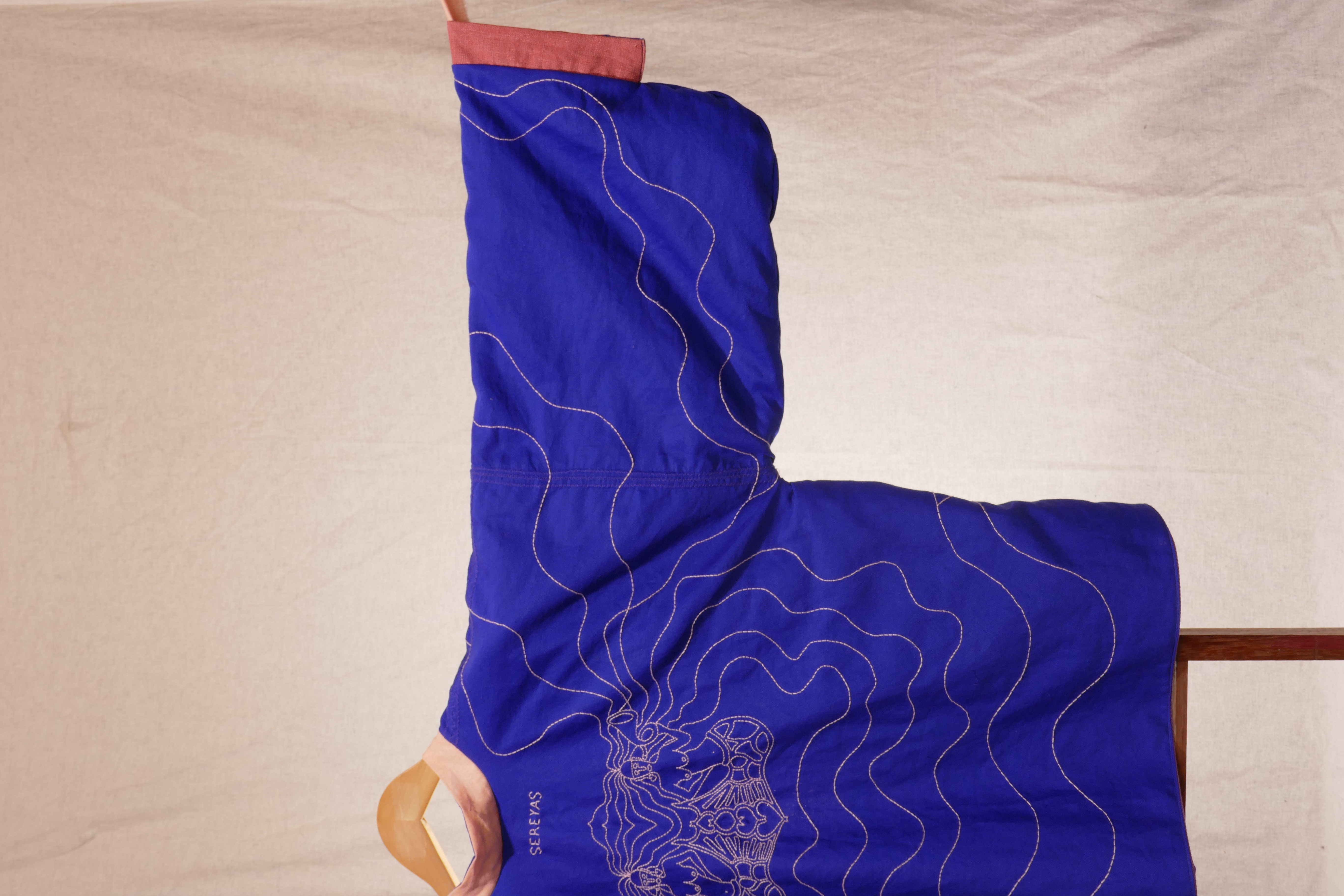 SEREYAS. 2019-2021. Linho e algodão bordado. 70cmx152cmx7cm. Kimono frente e verso com um lado azul com aplicação de bordado livre feito a mão e do outro lado mistura de tecidos nos tons de rosa. [1707X2560 px]