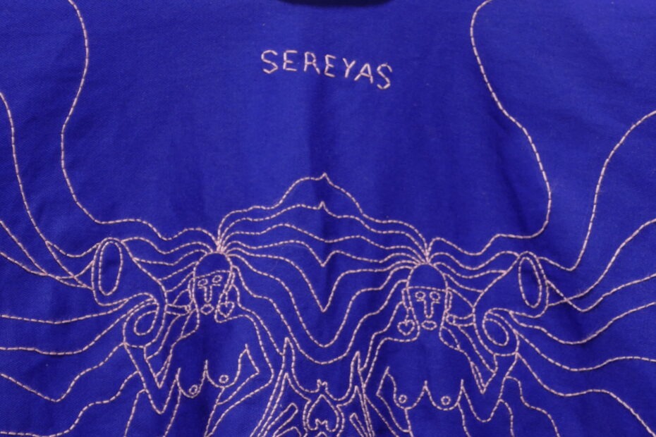 SEREYAS. 2019-2021. Linho e algodão bordado. 70cmx152cmx7cm. Kimono frente e verso com um lado azul com aplicação de bordado livre feito a mão e do outro lado mistura de tecidos nos tons de rosa. [1707X2560 px]