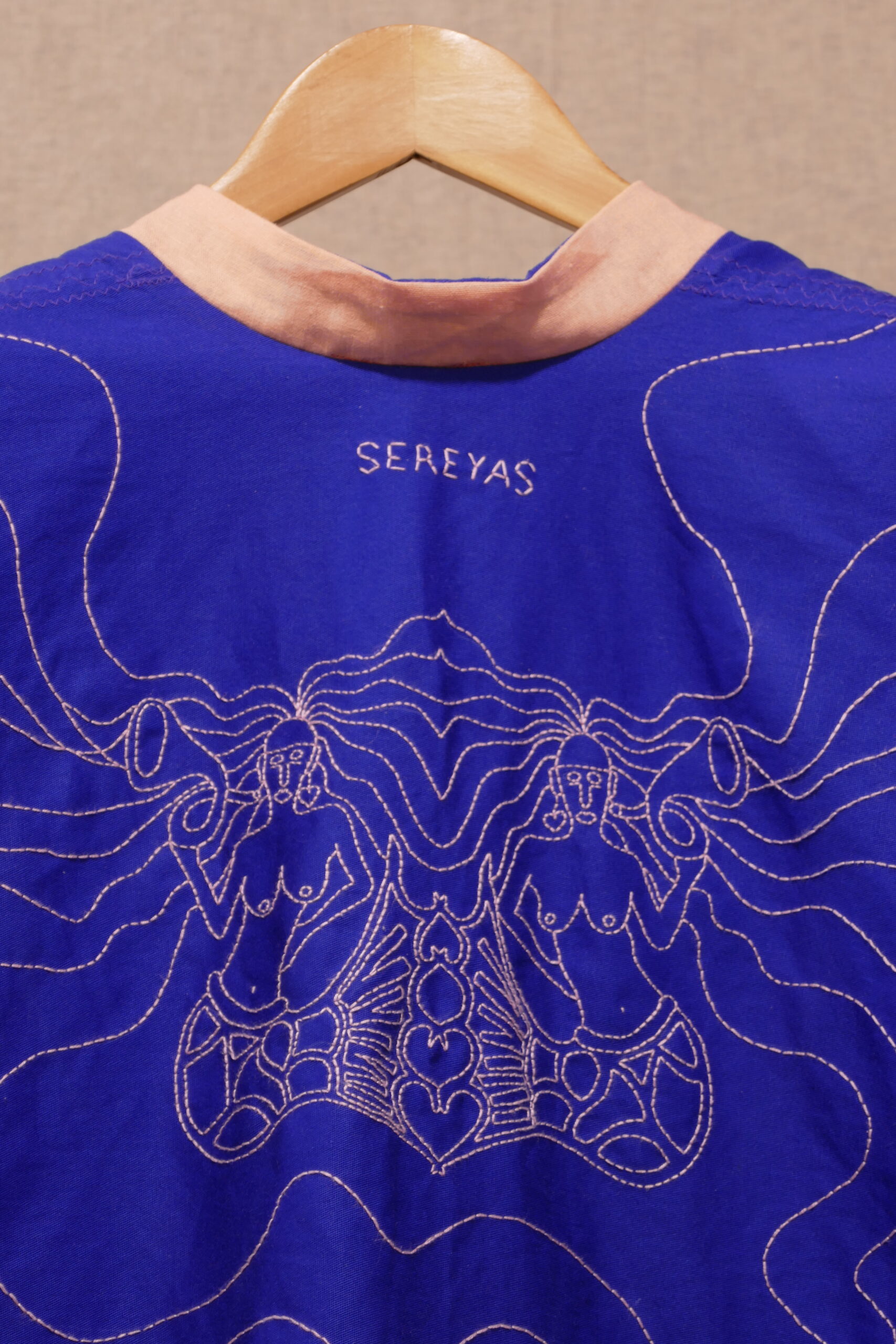 SEREYAS. 2019-2021. Linho e algodão bordado. 70cmx152cmx7cm. Kimono frente e verso com um lado azul com aplicação de bordado livre feito a mão e do outro lado mistura de tecidos nos tons de rosa. [1707X2560 px]