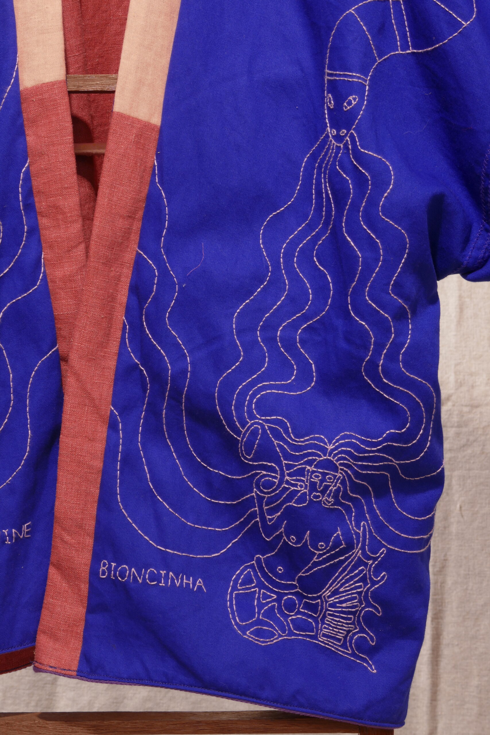 SEREYAS. 2019-2021. Linho e algodão bordado. 70cmx152cmx7cm. Kimono frente e verso com um lado azul com aplicação de bordado livre feito a mão e do outro lado mistura de tecidos nos tons de rosa. [1707X2560 px]