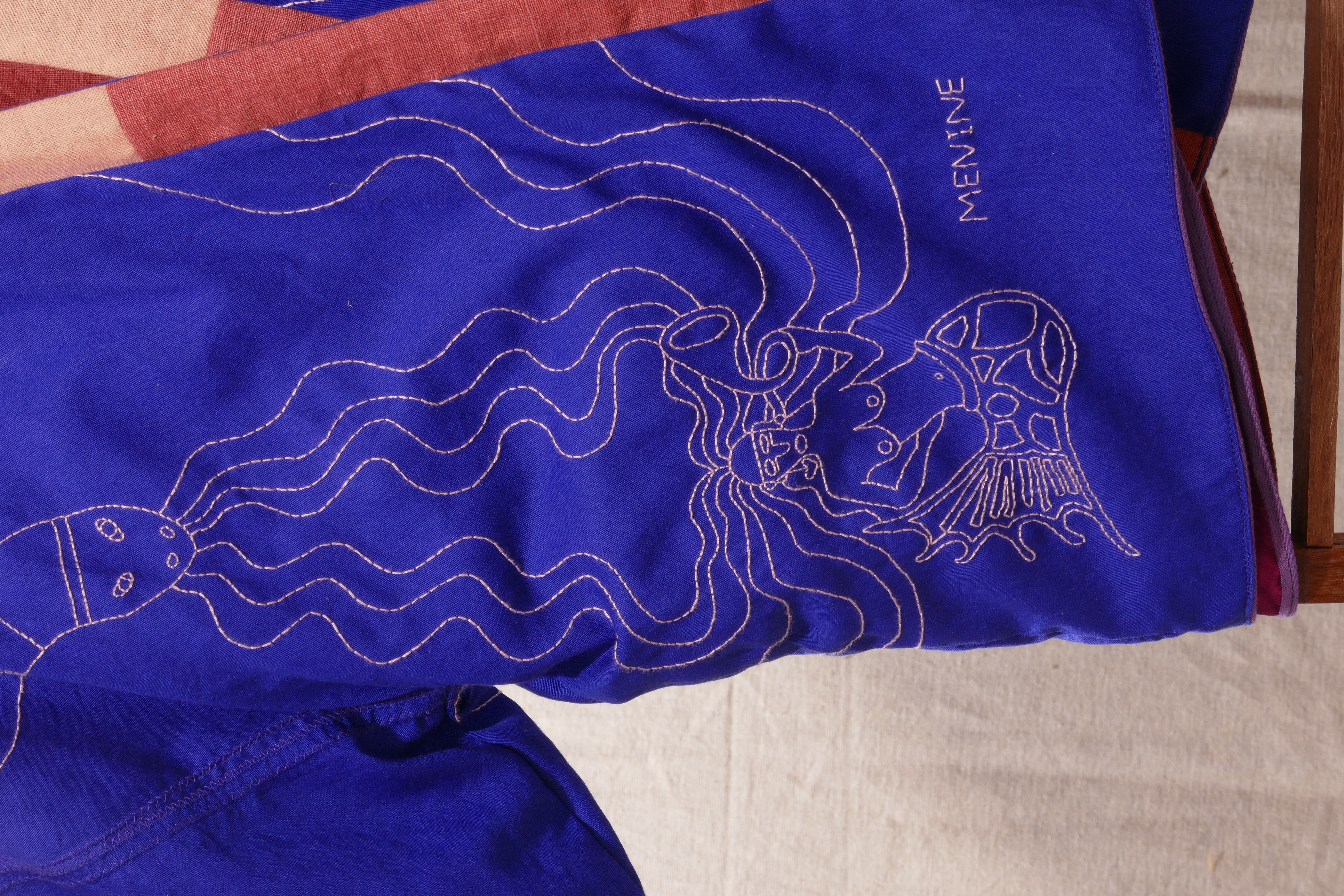 SEREYAS. 2019-2021. Linho e algodão bordado. 70cmx152cmx7cm. Kimono frente e verso com um lado azul com aplicação de bordado livre feito a mão e do outro lado mistura de tecidos nos tons de rosa. [1707X2560 px]