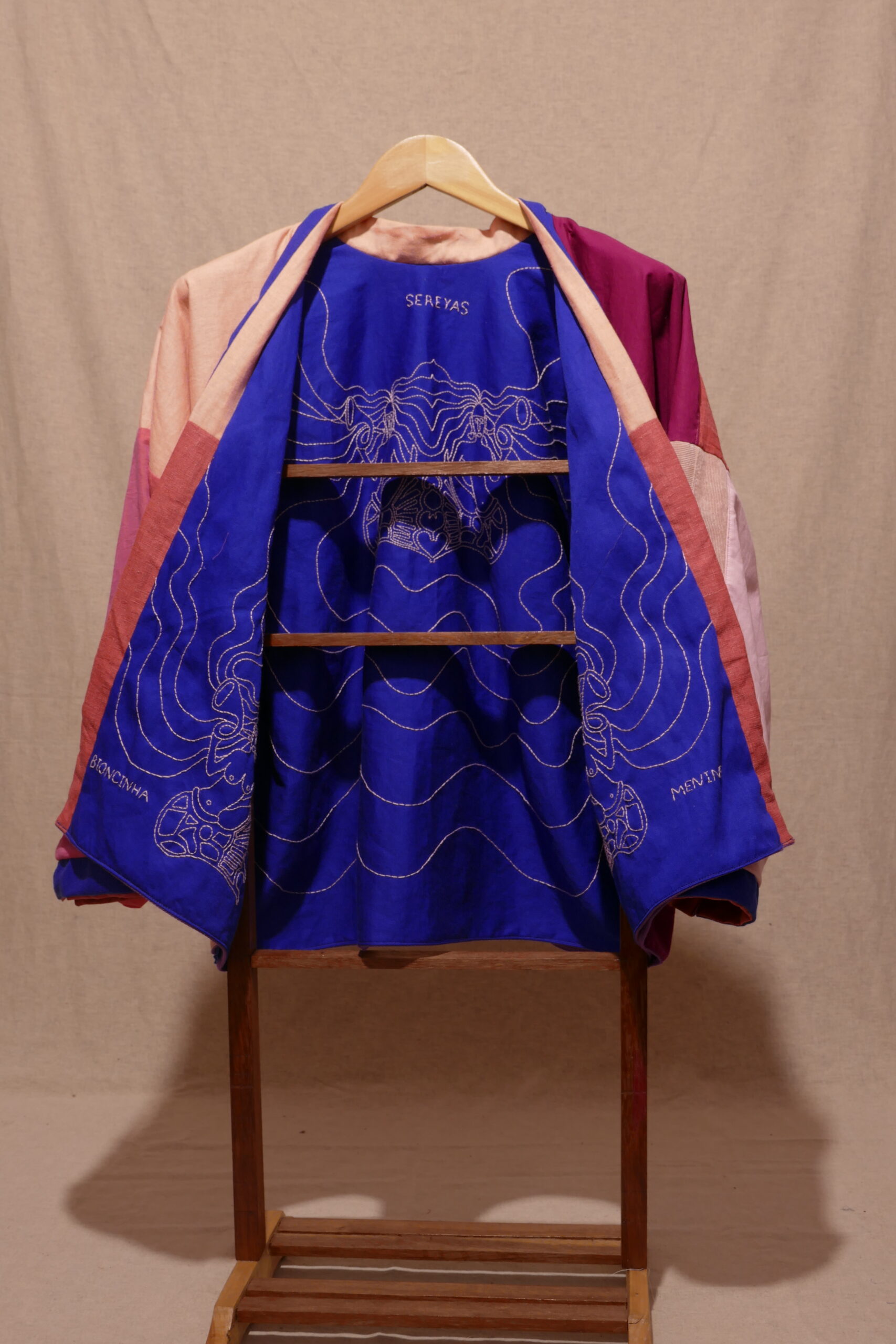 SEREYAS. 2019-2021. Linho e algodão bordado. 70cmx152cmx7cm. Kimono frente e verso com um lado azul com aplicação de bordado livre feito a mão e do outro lado mistura de tecidos nos tons de rosa. [1707X2560 px]