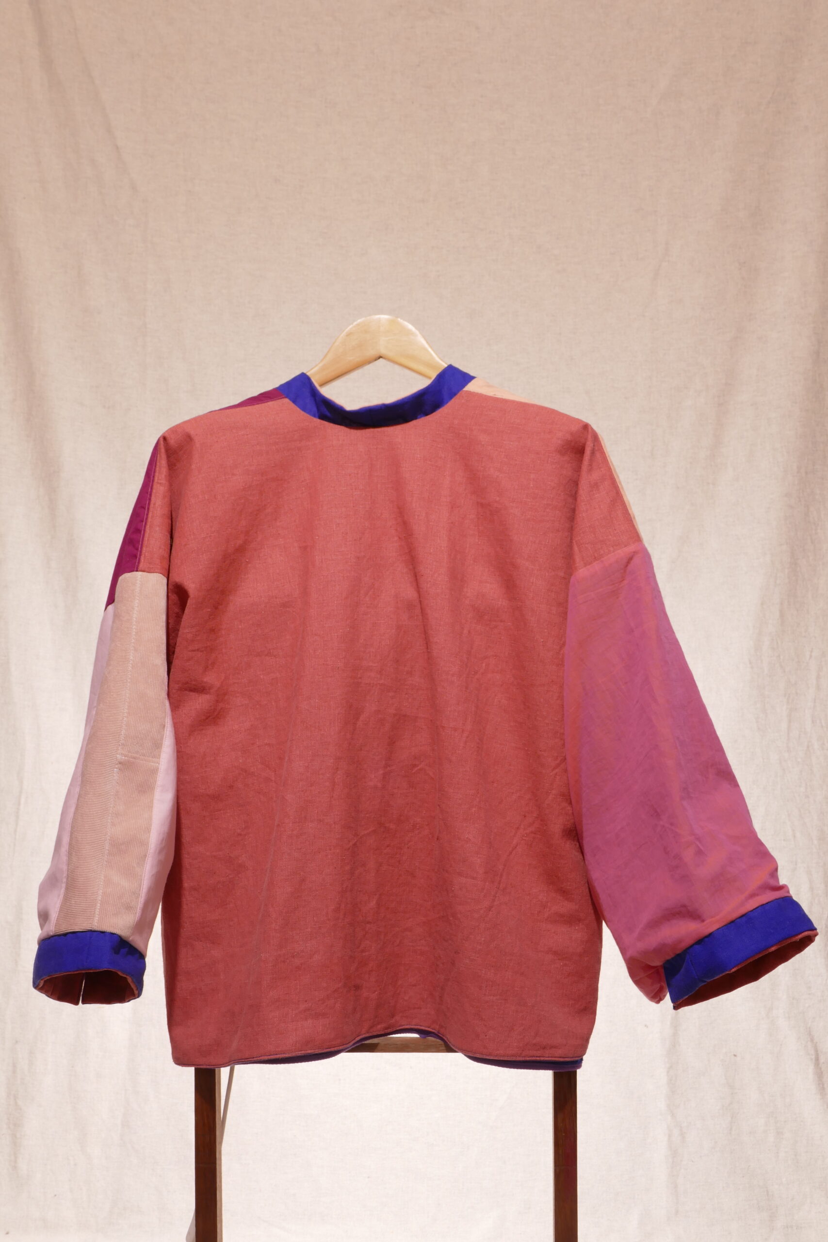 SEREYAS. 2019-2021. Linho e algodão bordado. 70cmx152cmx7cm. Kimono frente e verso com um lado azul com aplicação de bordado livre feito a mão e do outro lado mistura de tecidos nos tons de rosa. [1707X2560 px]