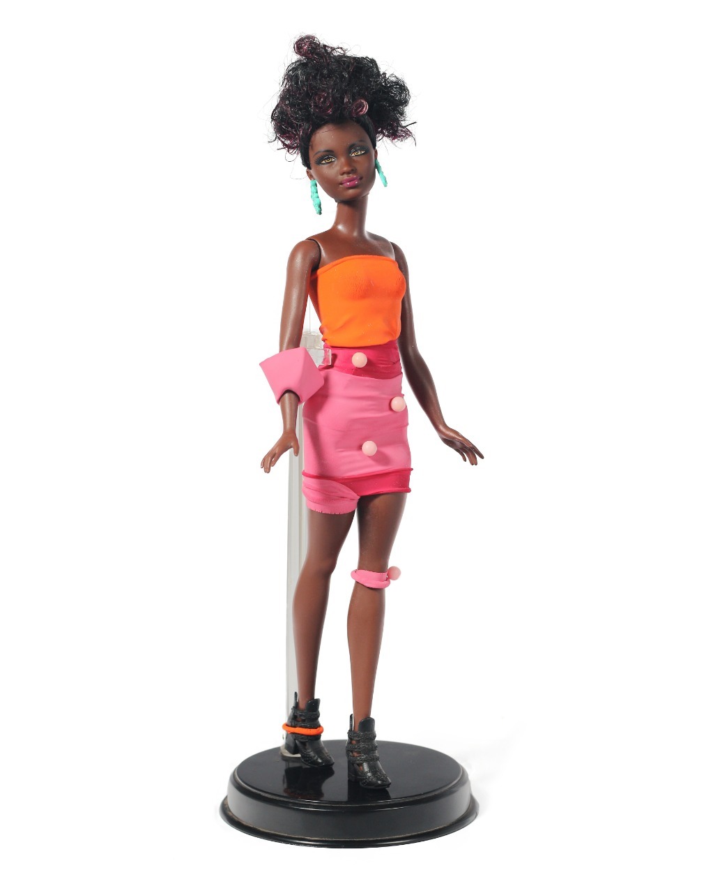 Pertencente à coleção "Moças de Bricolagem".
[Escultura/doll; 29 cm]
2020
Ingredientes:
- boneca barbie
- balão
- alfinete rosa
[1023x1280 px]
