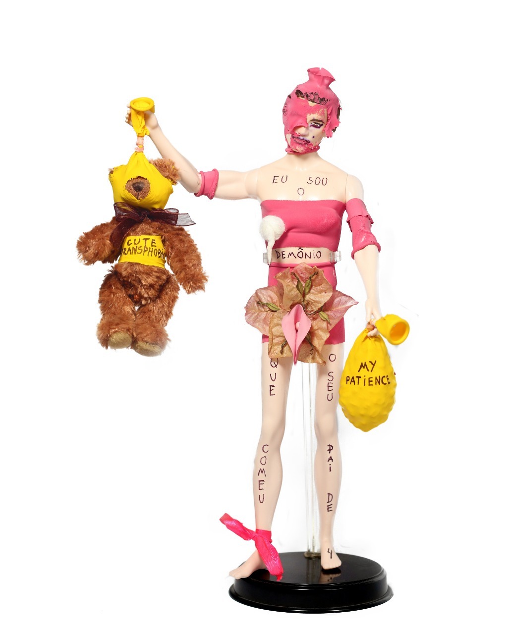  Pertencente à coleção "Moças de Bricolagem".
[Escultura/doll; 32 cm]
2020
Ingredientes:
- boneca ken
- balão
- cola
- alfinete rosa
- fita de cetim rosa e marrom
- pétala de flor seca
- algodão
- caneta nanquim
- milho de pipoca
- urso teddy em miniatura
[1023x1280 px]