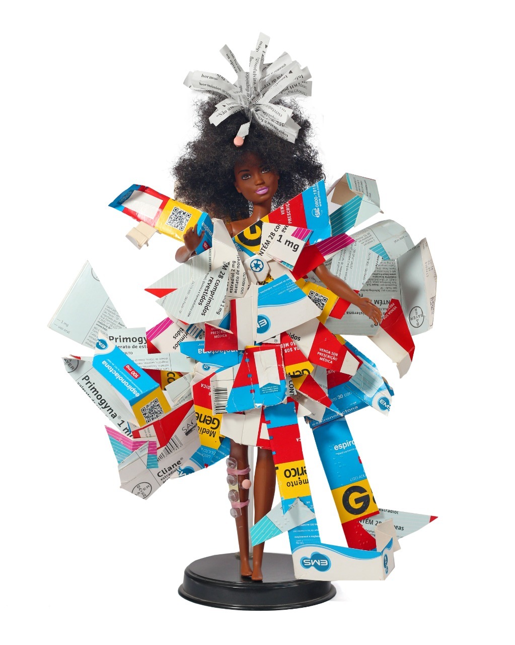 Pertencente à coleção "Moças de Bricolagem".
[Escultura/doll; 34 cm]
2020
Ingredientes:
- balão
- cola
- alfinete
- bula de remédio
- caixa de primogyna
- caixa de cliane
- caixa de espironolactona
- comprimido cliane
- cartela de primogyna
[1023x1280 px]