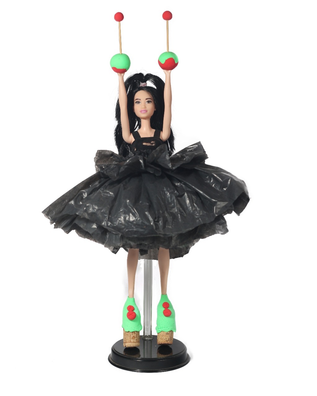 Pertencente à coleção "Moças de Bricolagem".
[Escultura/doll; 42 cm]
2020
Ingredientes:
- boneca barbie
- balão
- cola
- saco de lixo preto
- massinha verde e vermelha
- rolha
- palito de dente
- elástico
[1023x1280 px]