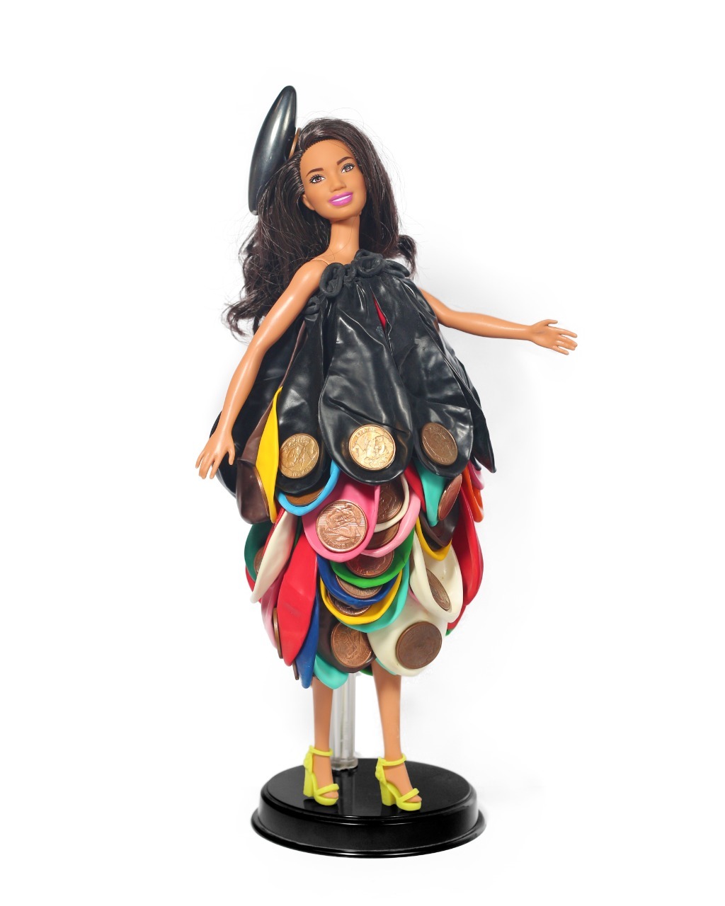 Pertencente à coleção "Moças de Bricolagem".
[Escultura/doll; 33 cm]
2020
Ingredientes:
- boneca barbie
- balão
- cola
- moeda de 20 centavos
- hematita
[1024x2024 px]