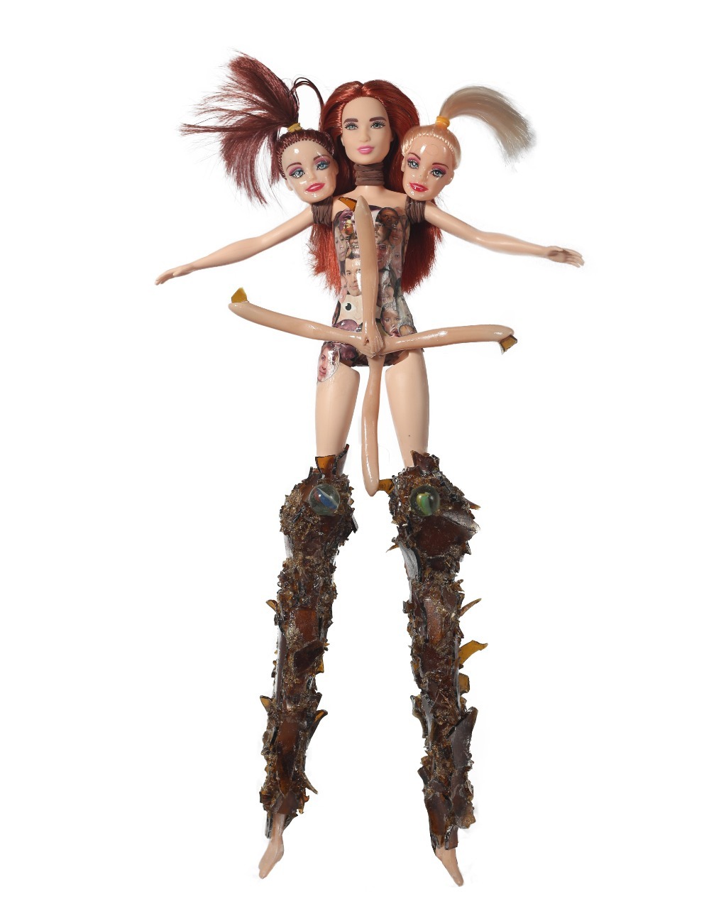 Pertencente à coleção "Moças de Bricolagem".
[Escultura/doll; 42 cm]
2020
Ingredientes:
- boneca barbie
- boneca amy pop
- balão
- cola
- vidro de garrafa de cerveja
- bola de gude
- papel de revista
- esmalte base
[1023x1280 px]