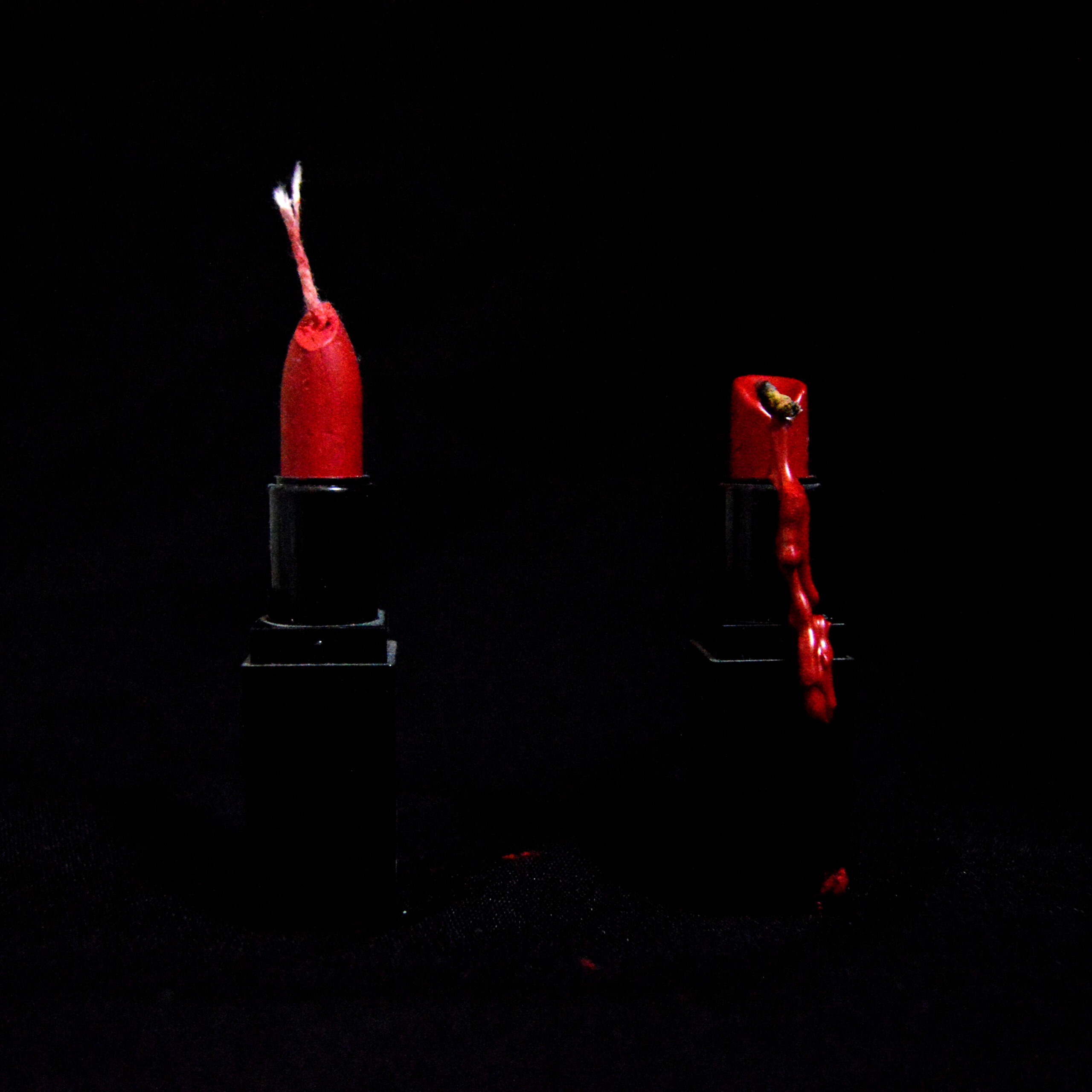 Série Cavidade, A Cor da Cavidade, 2019 Materiais: Batons, barbante, fogo Tamanho: 3931x3931 px Técnica: Fotografia digital [2560x2560 px]