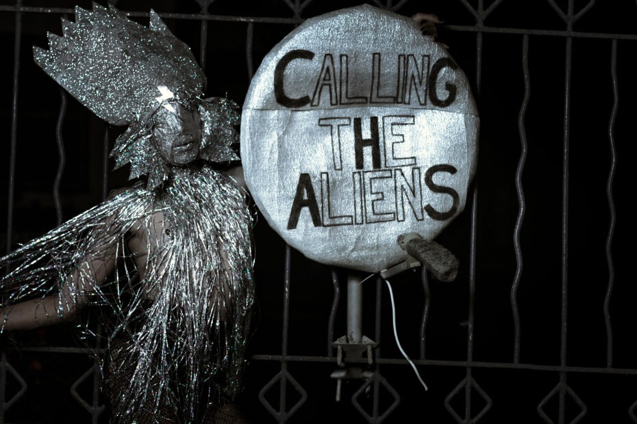 Série de foto-performance ''CALLING THE ALIENS'' 2016 [2560x1707px]